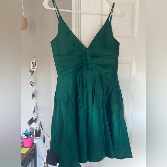 BRAND NEW WITH TAGS Lulu’s emerald green silk dress women’s size 4 WITH POCKETS! - Picture 3 of 10